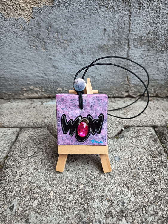 Onomatopea WOW con pietra cucita a mano